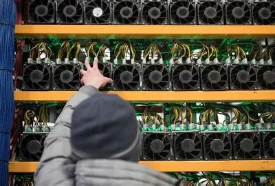 Bitcoin mining farm in Chihuahua employing hybrid solar energy for cost reduction